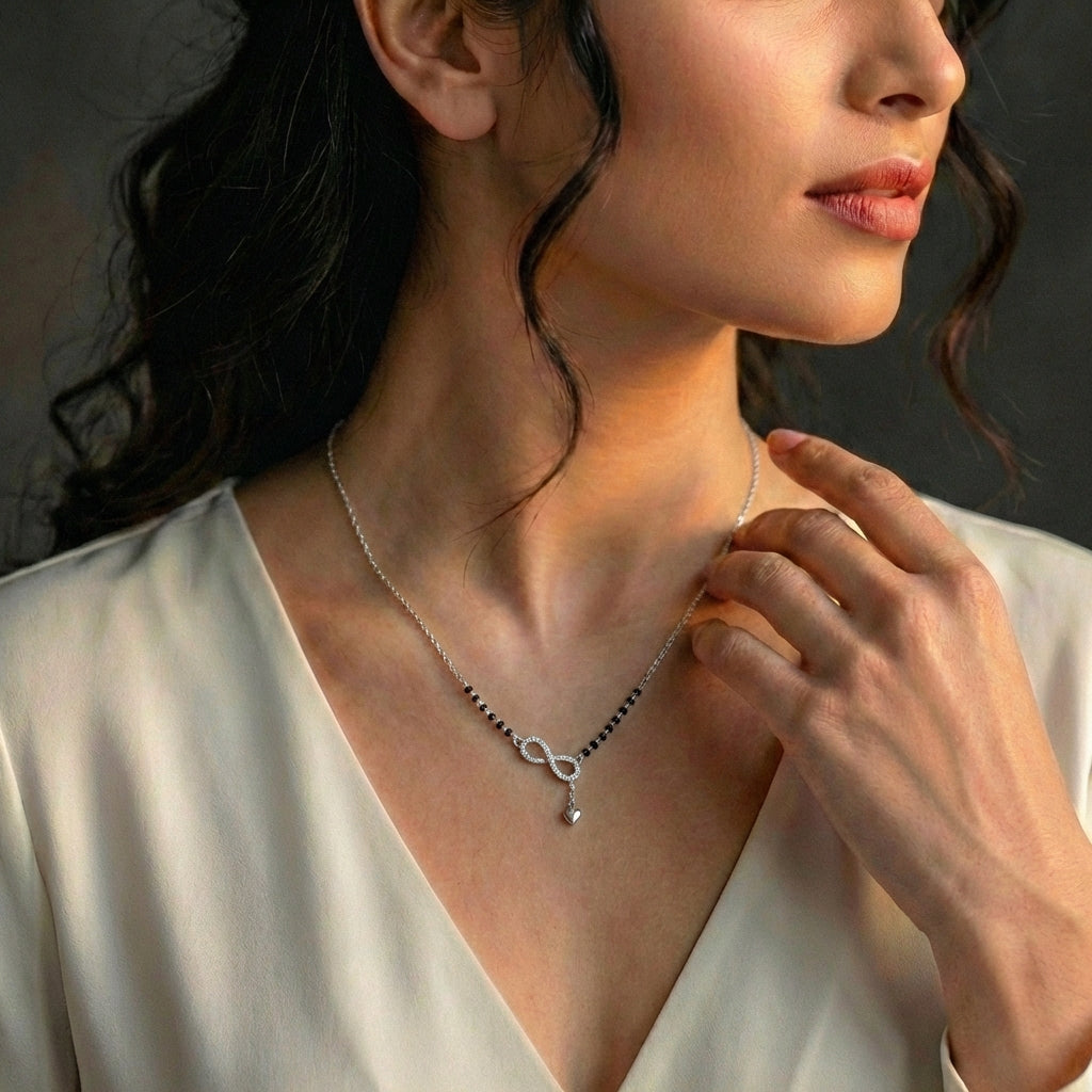Suvarna Sammelan Mangalsutra 18k model_white view